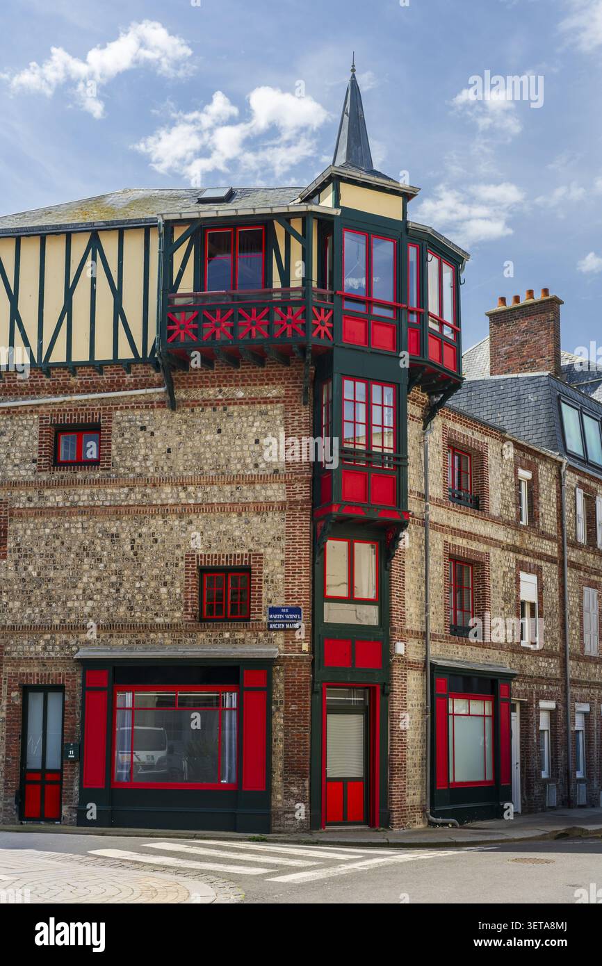 Centro storico di Etretat, Seine-Maritime, Normandia, Francia, con architettura tradizionale normanna, strade affascinanti ed eleganti edifici storici Foto Stock