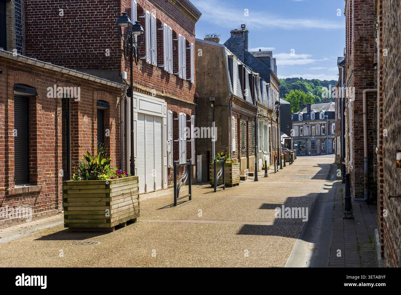 Centro storico di Etretat, Seine-Maritime, Normandia, Francia, con architettura tradizionale normanna, strade affascinanti ed eleganti edifici storici Foto Stock
