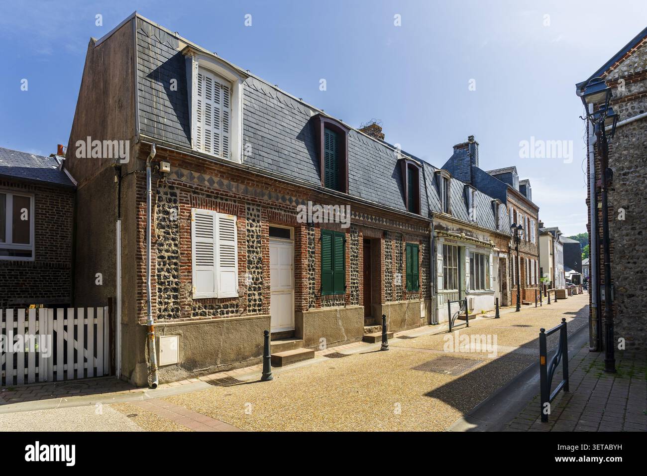 Centro storico di Etretat, Seine-Maritime, Normandia, Francia, con architettura tradizionale normanna, strade affascinanti ed eleganti edifici storici Foto Stock