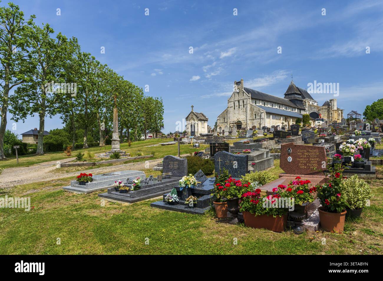 La storica Eglise Saint-Valentin a Jumieges, Seine-Maritime, Normandia, Francia, un'elegante chiesa parrocchiale caratterizzata dalla tradizionale architettura normanna Foto Stock