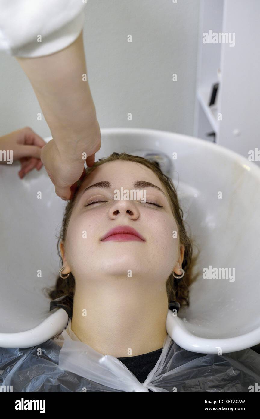 Mani, cuoio capelluto e pulizia. Acconciatura per un cliente soddisfatto. Cheratina e shampoo per la cura dei capelli. Parrucchiere, massaggio e lavaggio capelli per un cliente Foto Stock