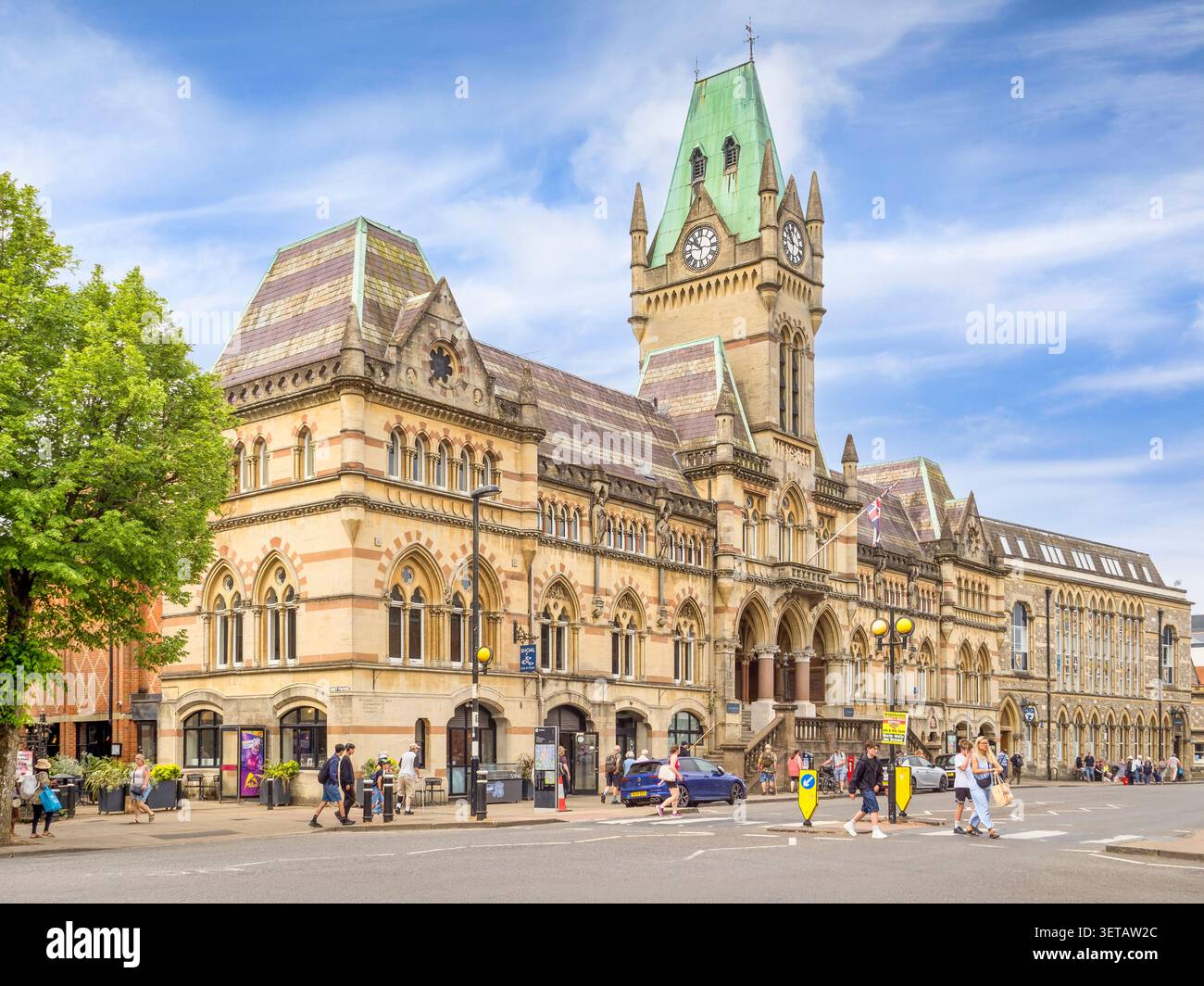 Winchester Guildhall in un'intensa giornata estiva a Broadway, Blue Sky, gente ovunque. Foto Stock