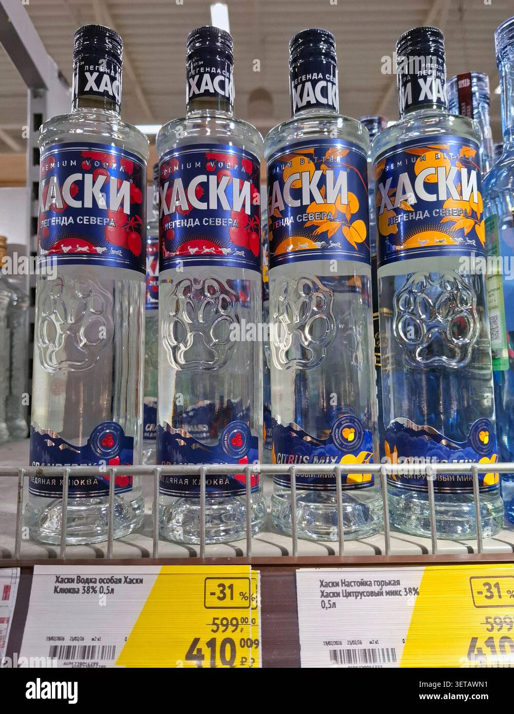 VORONEZH, Russia - 19 febbraio 2026. Vari gusti di vodka Husky sono disposti sugli scaffali del supermercato russo. I sapori includono mirtilli rossi e Cit Foto Stock