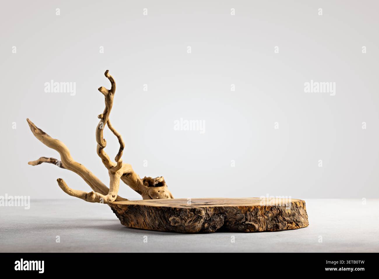 Espositore minimalista in legno ispirato alla natura con estetico Driftwood Foto Stock