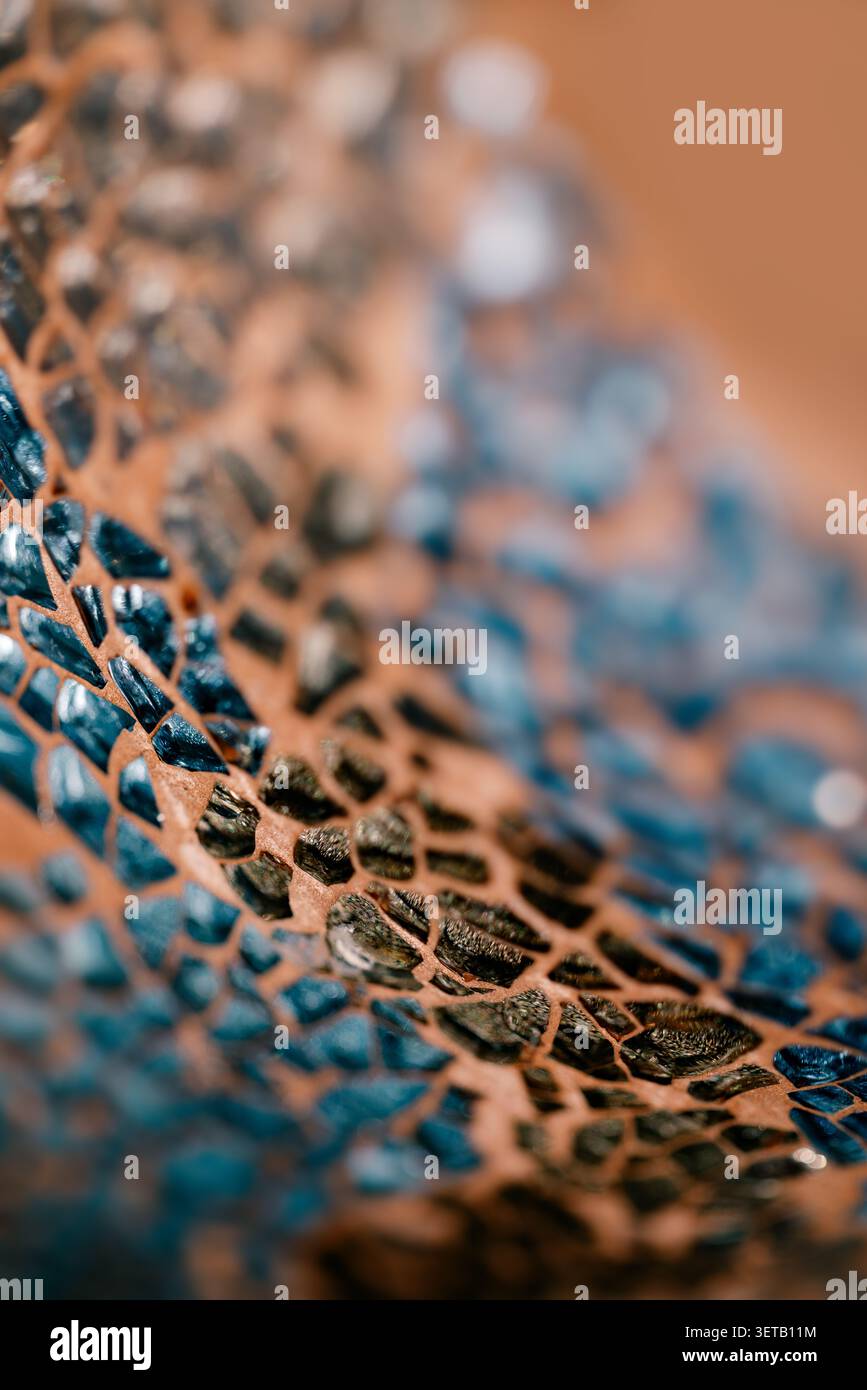 Texture macro in mesh di rame con evidenziazione blu e messa a fuoco superficiale per uno sfondo astratto tattile Foto Stock