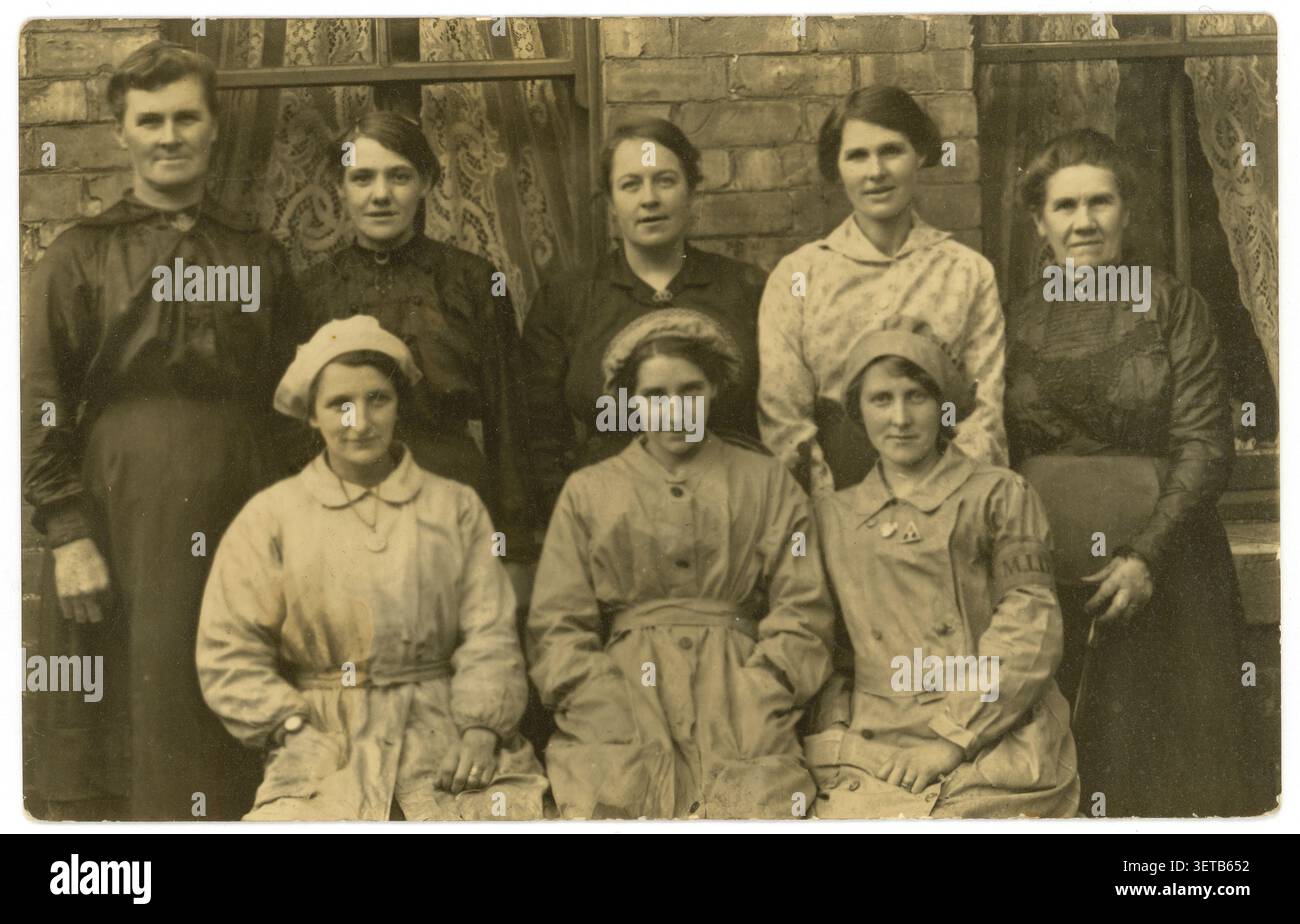 WW Group Women munitions Workers, on War Service badge, M.I.D. (Munitions Inspectorate Department) bracciale, home front Ladies, Family UK circa 1916 Foto Stock
