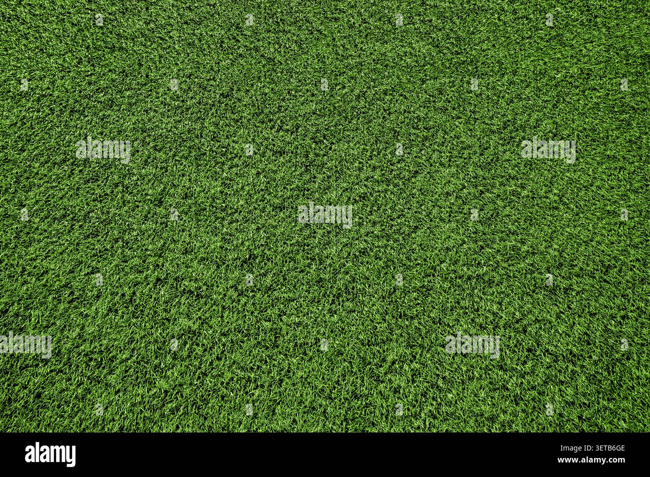 Sfondo con texture erba verde artificiale. Vista dall'alto del prato in erba sintetica. Pulire il modello del tappetino del campo Foto Stock
