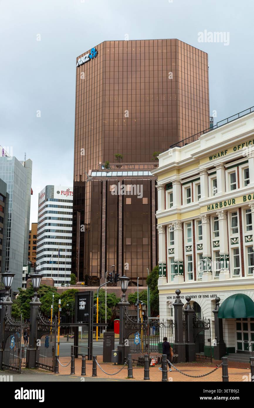 Un grattacielo moderno con finestre in vetro riflettente, che ospita il logo ANZ Bank in alto, Wellington, North Island, nuova Zelanda Foto Stock