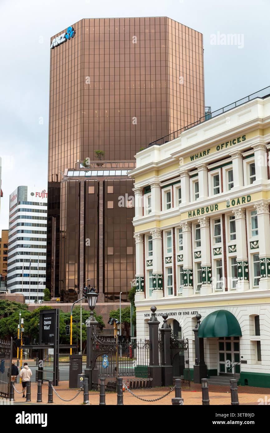 Un grattacielo moderno con finestre in vetro riflettente, che ospita il logo ANZ Bank in alto, Wellington, North Island, nuova Zelanda Foto Stock