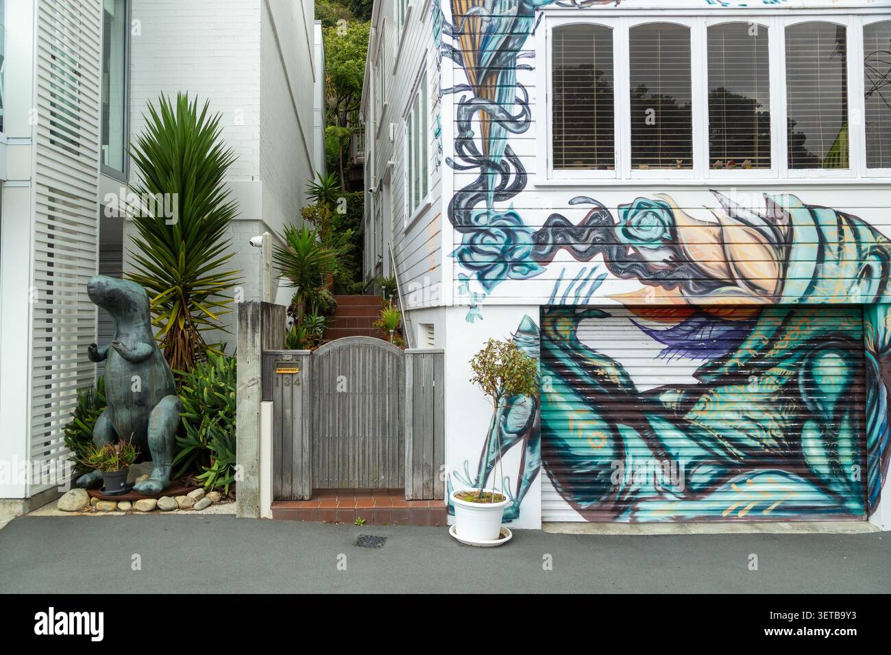 Il murale esterno, con creature stilizzate, è stato dipinto dall'artista Cinzah 'Seekayem' Merkens Foto Stock