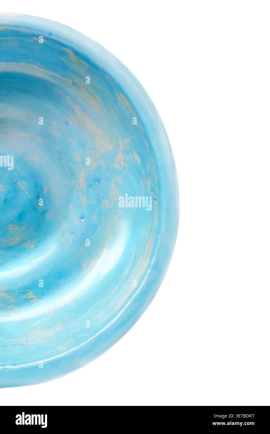 Metà di piastra in ceramica artigianale blu chiaro isolata su primo piano su sfondo bianco Foto Stock