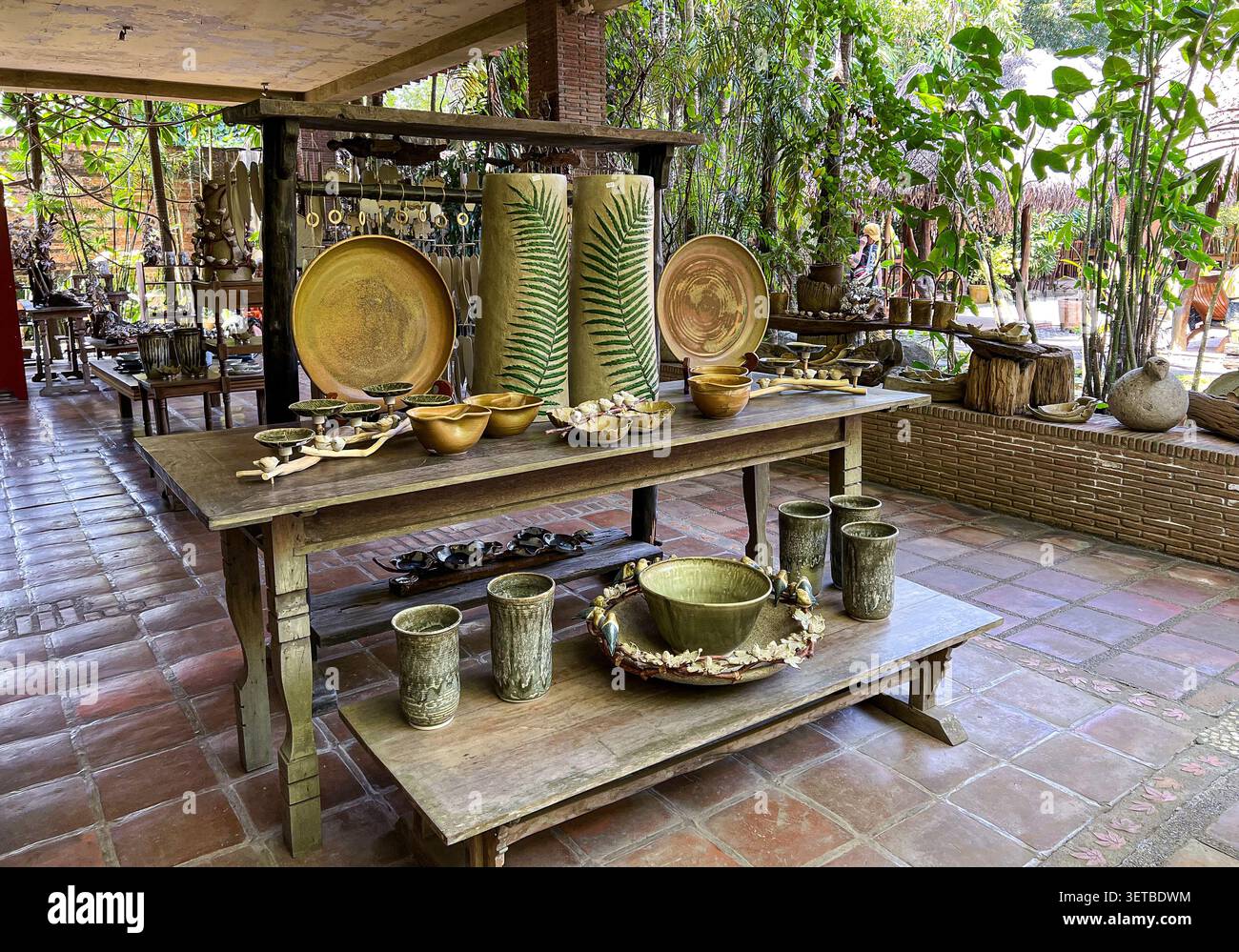 Giardino della ceramica di Ugu Bigyan, galleria d’arte, laboratorio, negozio e ristorante a Tiaong, provincia di Quezon, Filippine. Ex casa del vasaio e artista filippino - Immagine stock catturata con smartphone