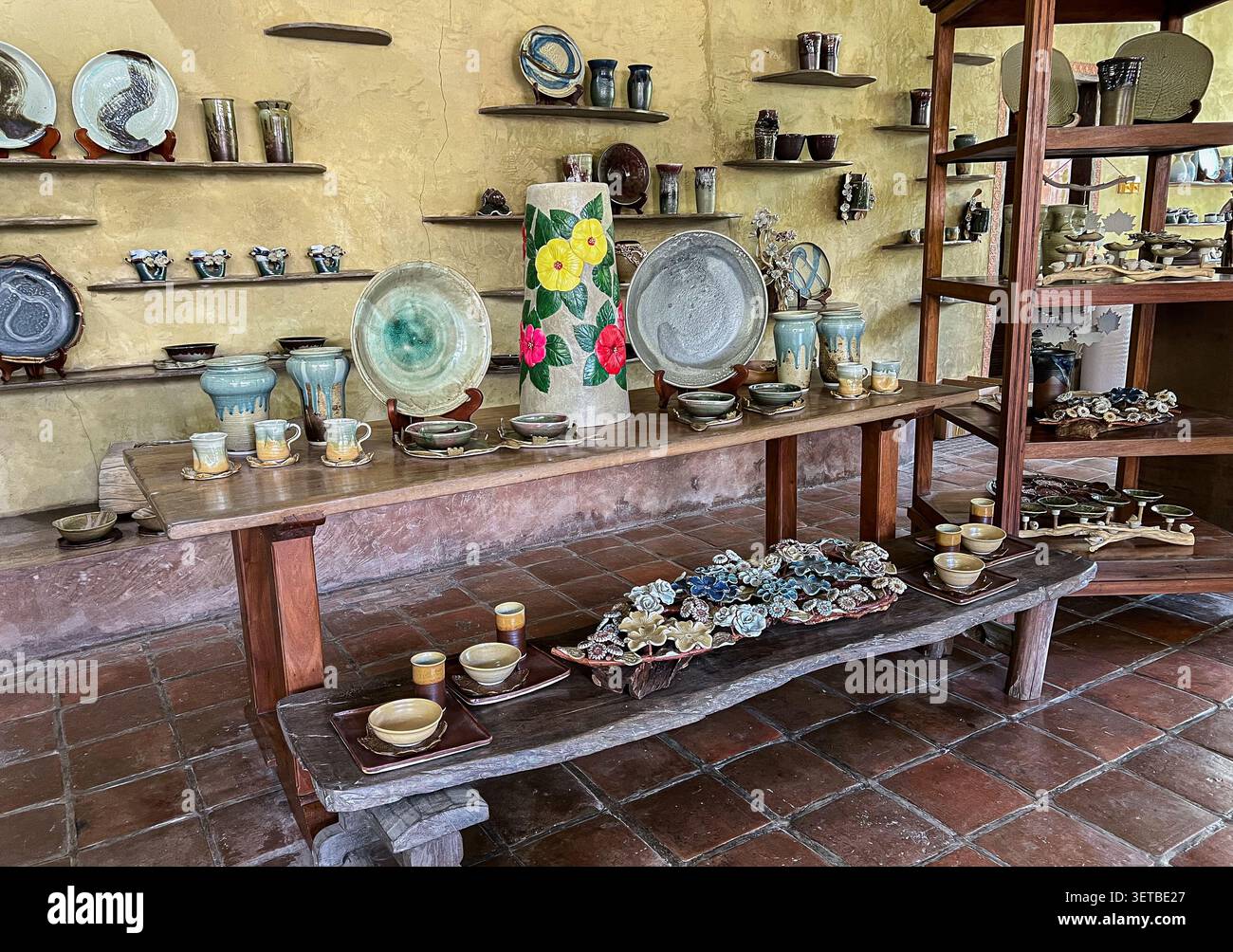 Giardino della ceramica di Ugu Bigyan, galleria d’arte, laboratorio, negozio e ristorante a Tiaong, provincia di Quezon, Filippine. Ex casa del vasaio e artista filippino - Immagine stock catturata con smartphone
