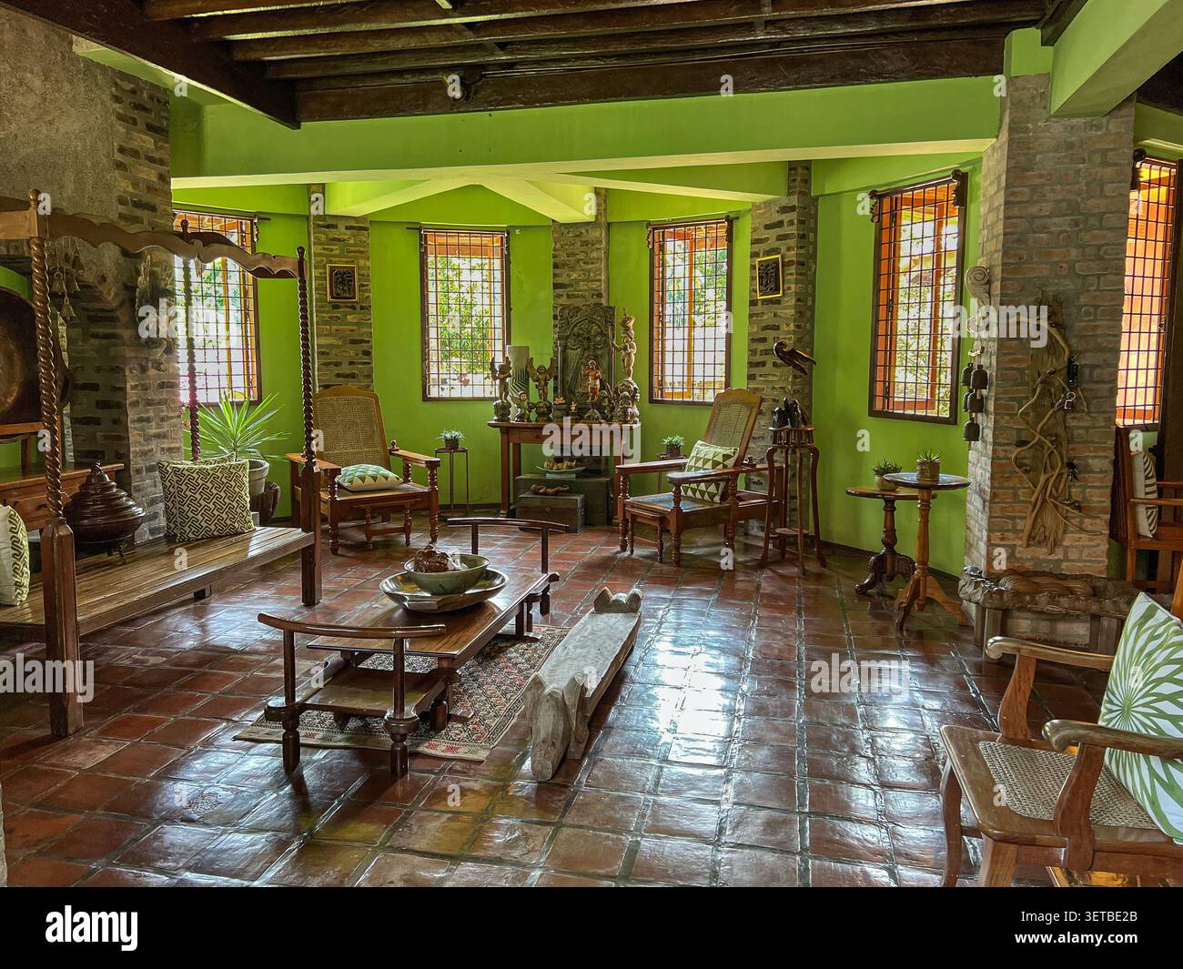Giardino della ceramica di Ugu Bigyan, galleria d’arte, laboratorio, negozio e ristorante a Tiaong, provincia di Quezon, Filippine. Ex casa del vasaio e artista filippino - Immagine stock catturata con smartphone