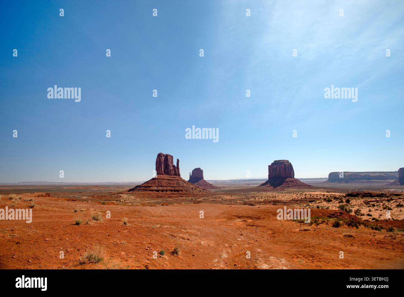 Le iconiche colline della Monument Valley in una giornata limpida Foto Stock