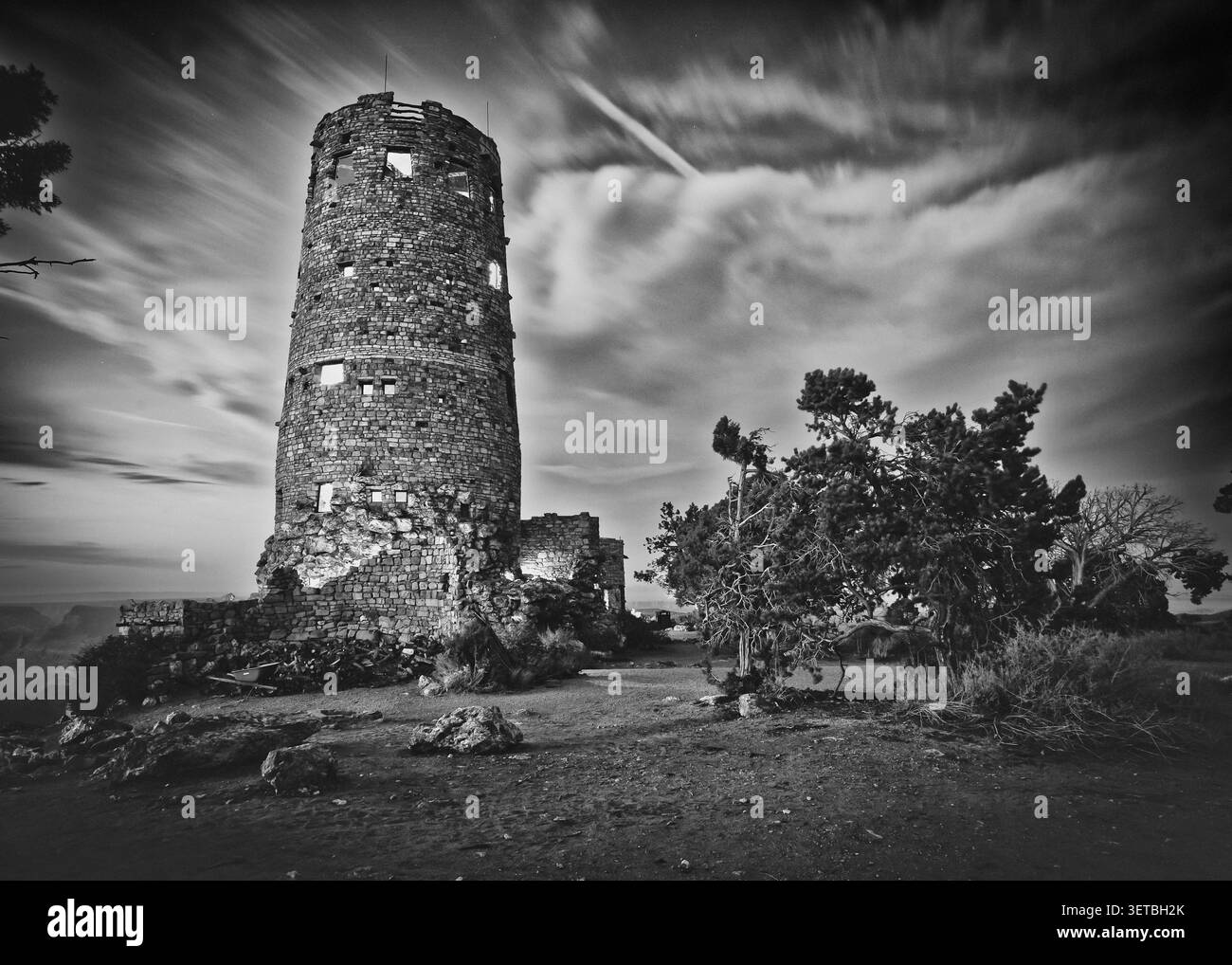 Torre di osservazione in pietra contro il cielo spettacolare bianco e nero Foto Stock