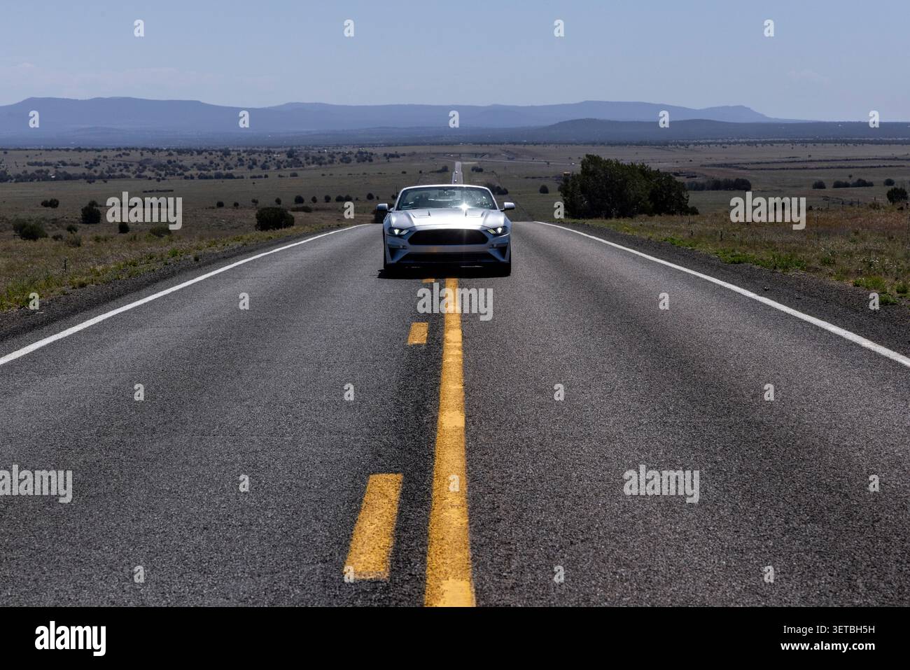 La cabriolet Silver percorre un'autostrada aperta Foto Stock