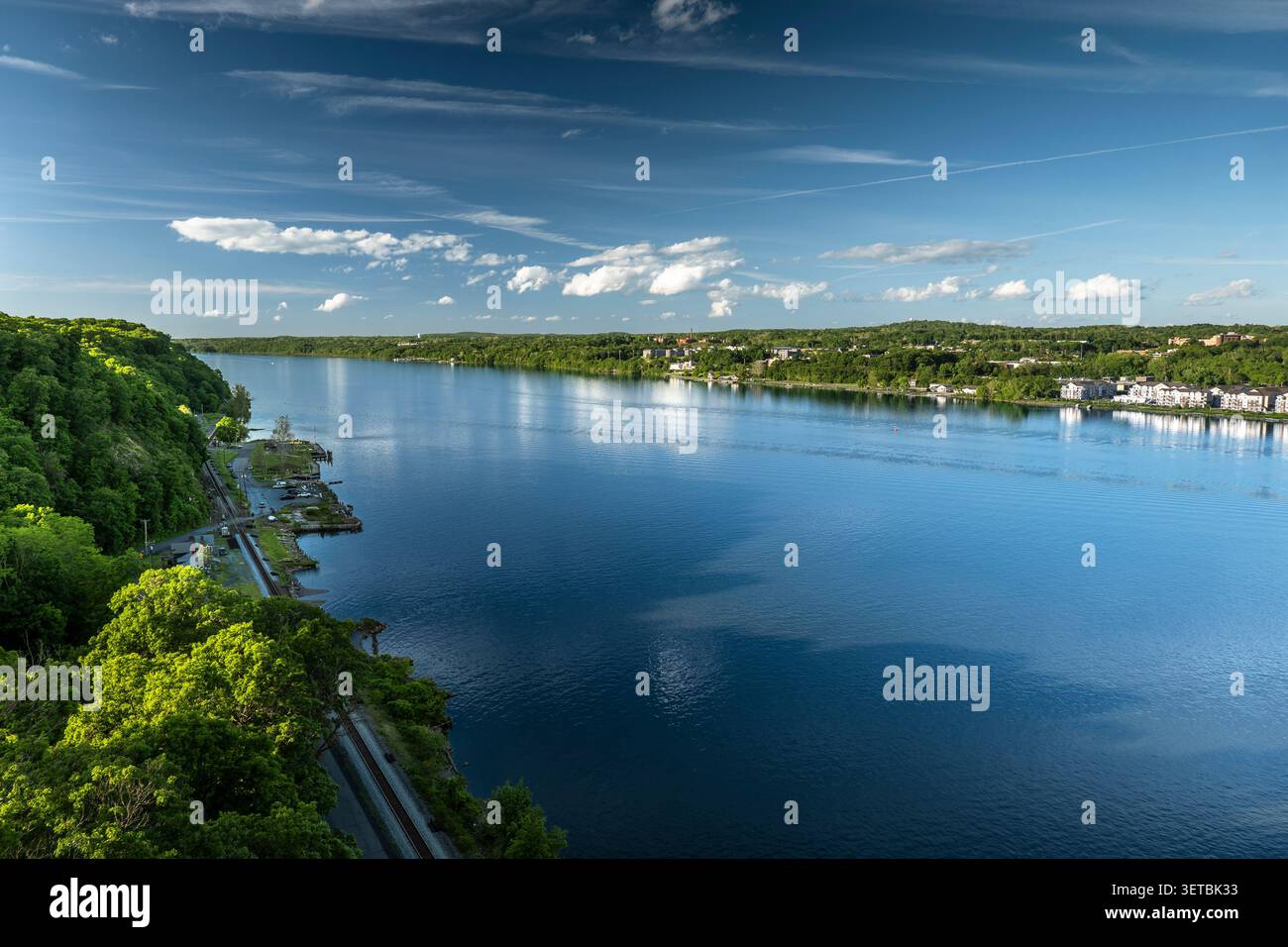 Vista dall'alto del fiume Hudson circondata da lussureggianti boschi Foto Stock