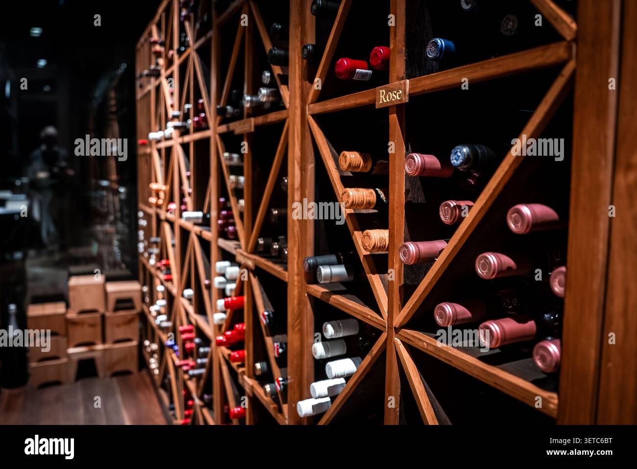 Cantina con griglia e bottiglie conservate orizzontalmente Foto Stock