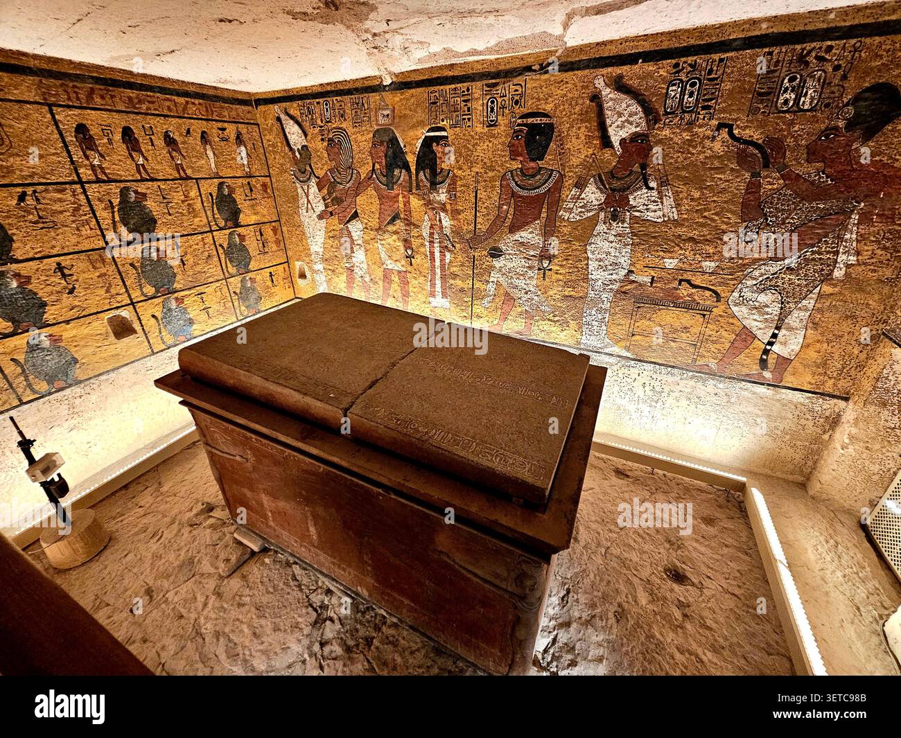 Interno della tomba di Tutankhamon (KV62) con sarcofago di quarzite e dipinti rituali sulle pareti, Valle dei Re, Luxor - Immagine stock catturata con smartphone