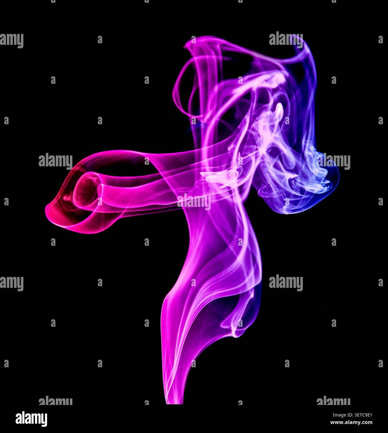 Il fumo rosso, blu e viola danzano con libertà senza sforzo, girando nell'oscurità come un'opera d'arte vivente. Foto Stock