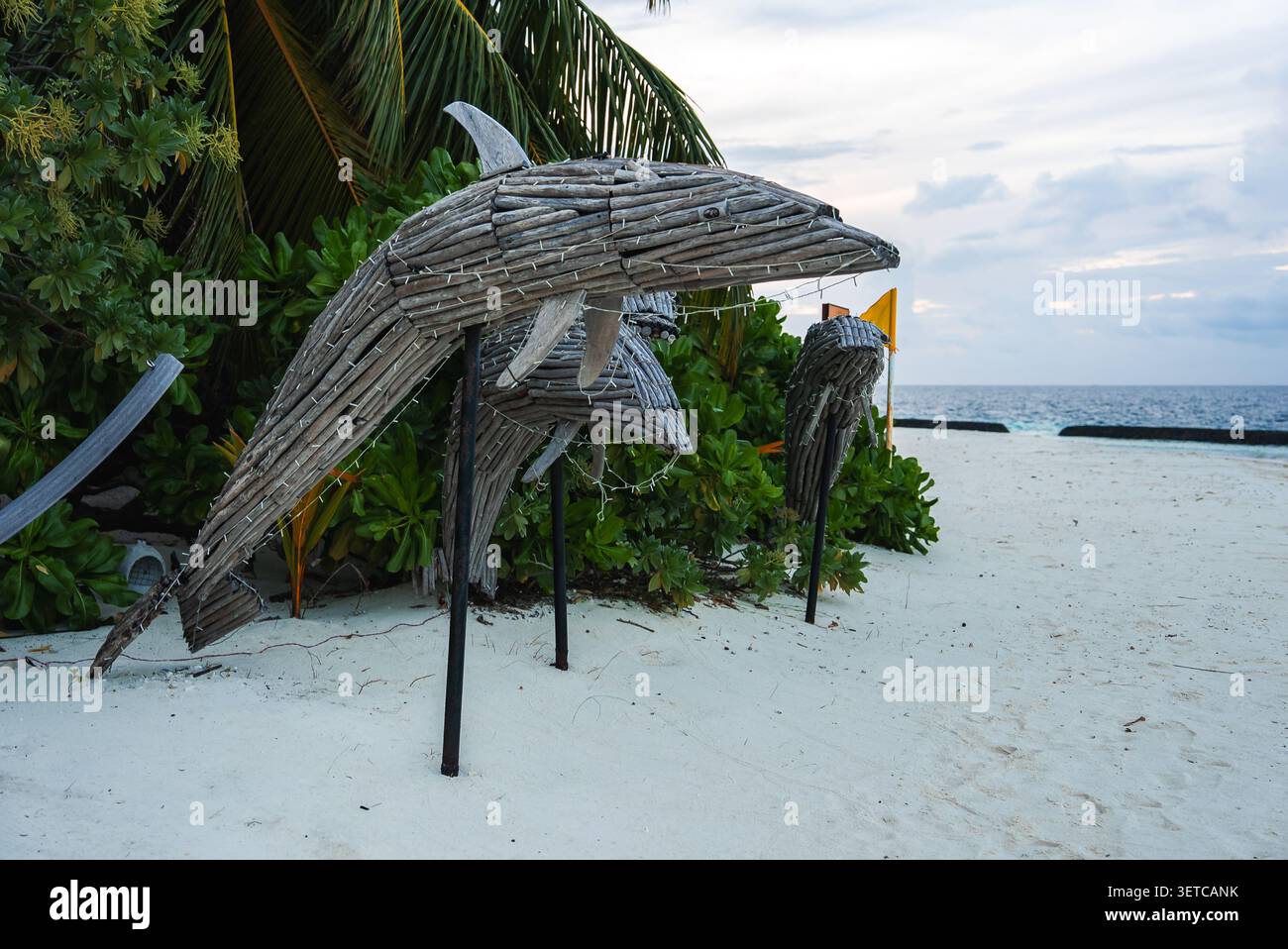 Sculture di delfini in auto sulla spiaggia di sabbia bianca delle Maldive Foto Stock