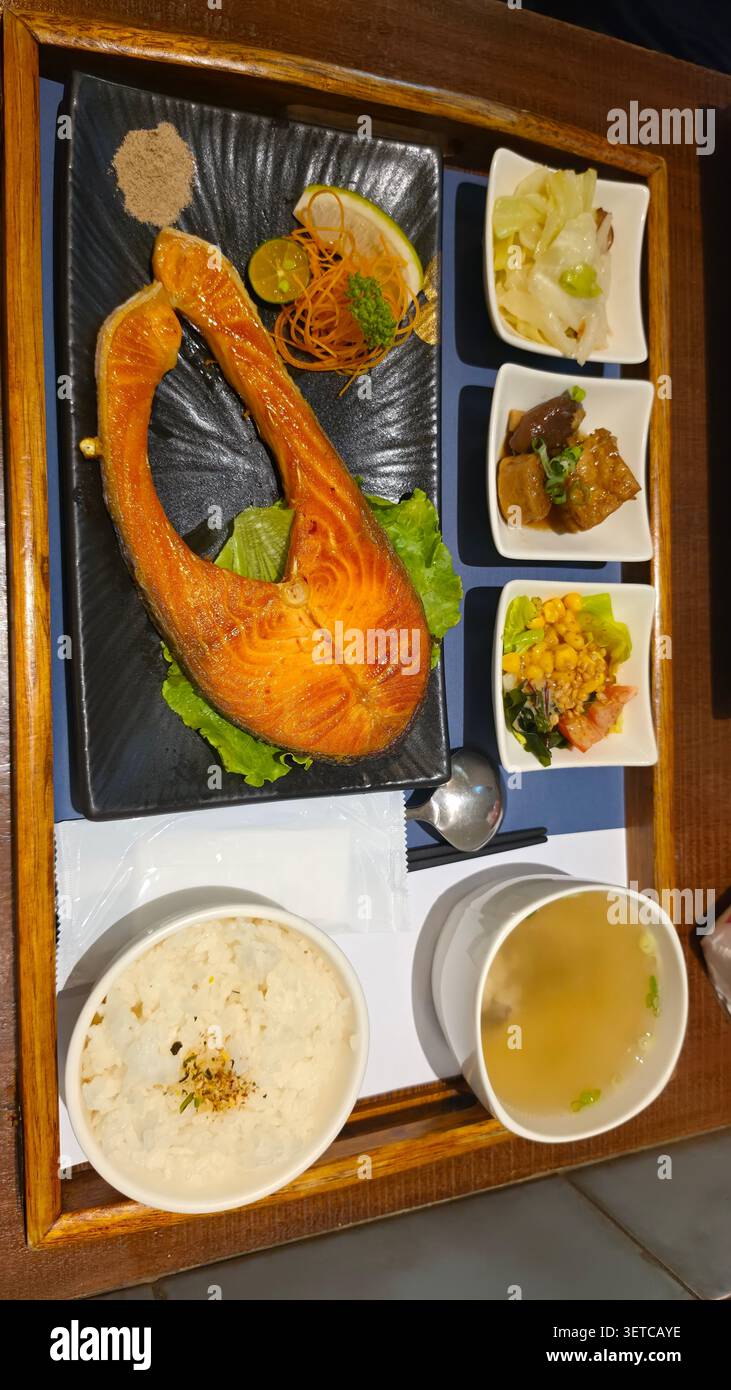 Bistecca di salmone grigliata con riso e contorni, vista dall'alto Foto Stock