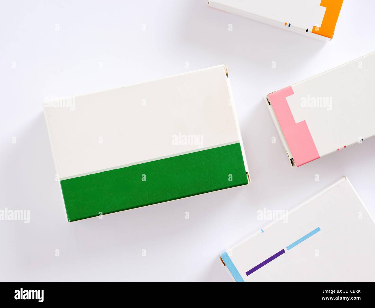 Scatole colorate su sfondo bianco che rappresentano l'industria farmaceutica e il concetto di medicina. Mockup con etichette vuote. Foto Stock