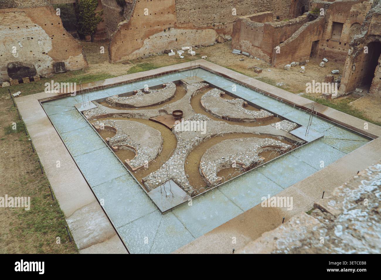 Fontana di Peltae, Roma, Italia, le rovine a forma di scudo curvilineo dell'antica fontana romana nel cortile inferiore del palazzo Domus Augustana. Foto Stock