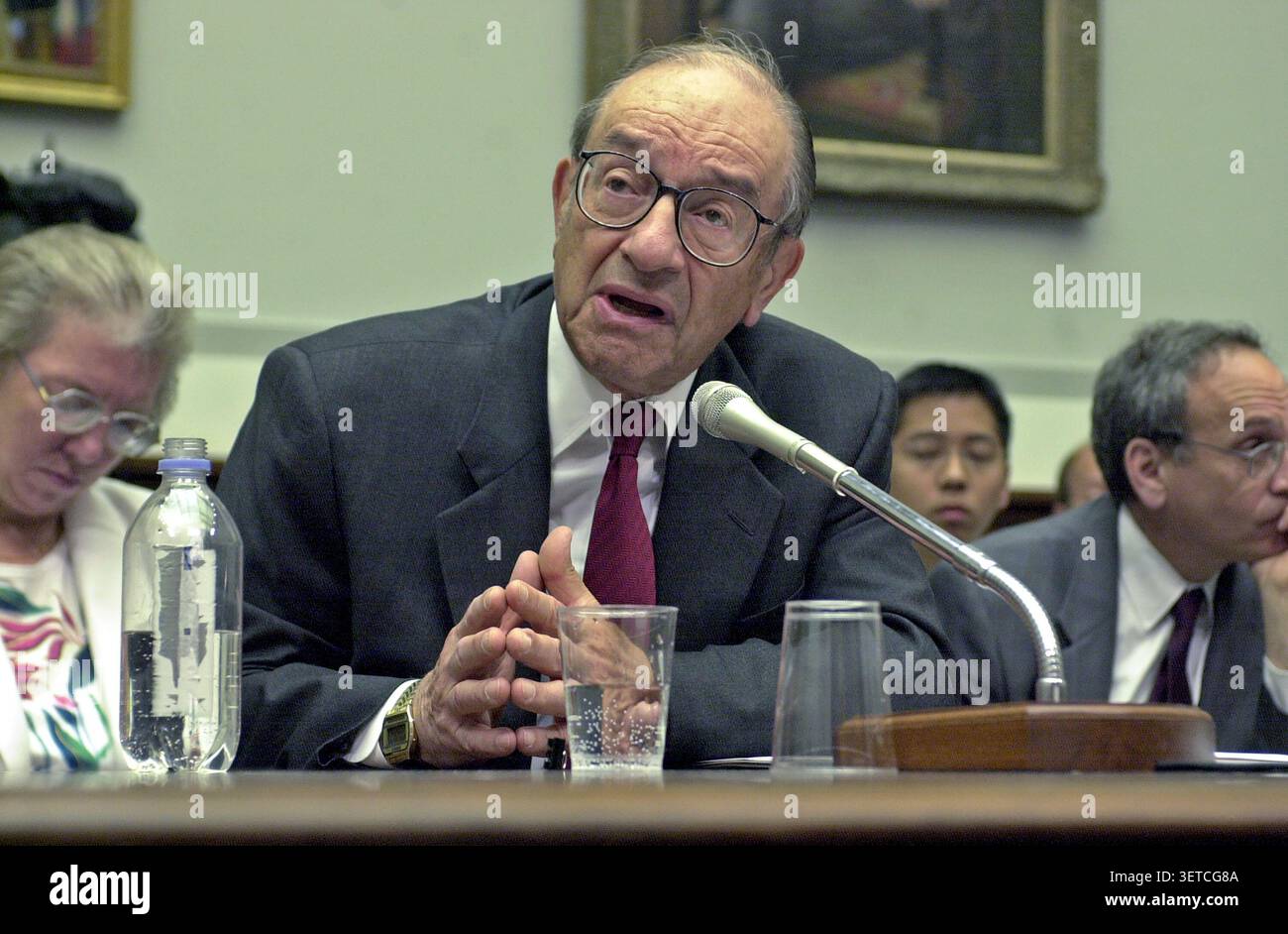 **FOTO FILE** Alan Greenspan è morto. Il presidente della Federal Reserve Alan Greenspan testimonia davanti alla United States House Committee on Financial Services riguardo allo stato dell'economia statunitense a Capitol Hill a Washington, DC il 18 luglio 2001. Nelle sue osservazioni, il presidente Greenspan ha avvertito che il rallentamento economico di un anno non è terminato e non ha escluso un altro taglio dei tassi di interesse. Crediti: Ron Sachs/CNP /MediaPunch Foto Stock