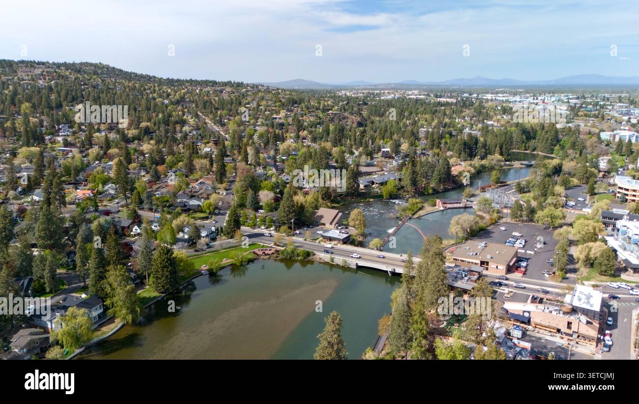 Veduta aerea della Pacific Northwest Community con River and Ridge a Bend Oregon Foto Stock
