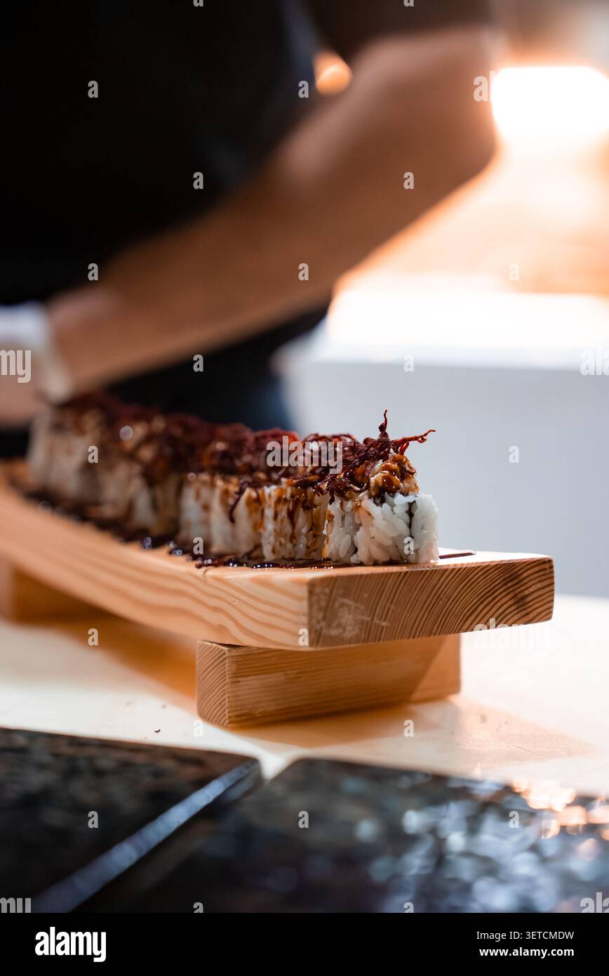 Panini di sushi gourmet su geta board di legno nel resort delle Maldive Foto Stock