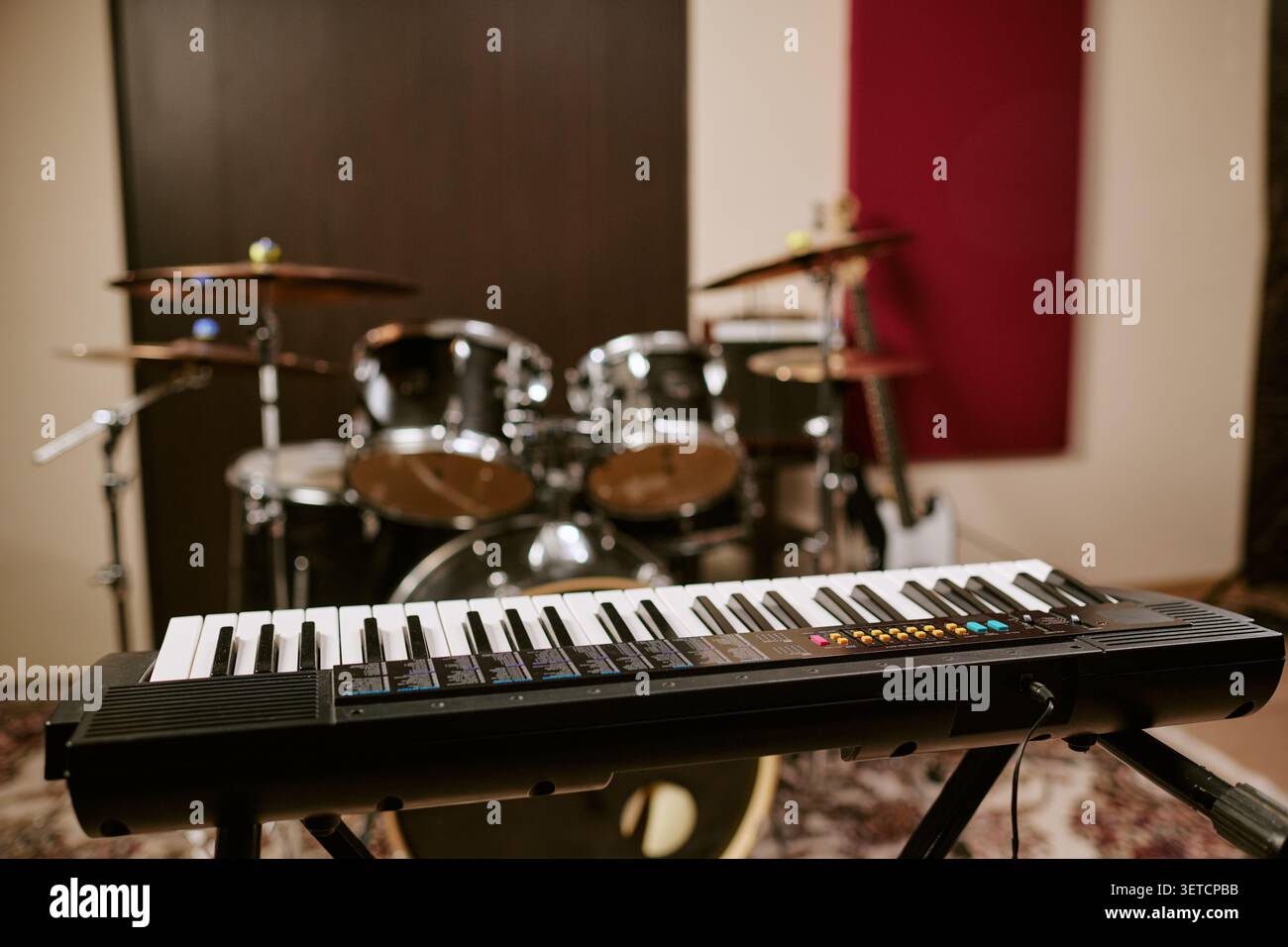 Music Band Instruments Standing in Recording Studio for Rehearsal Foto Stock