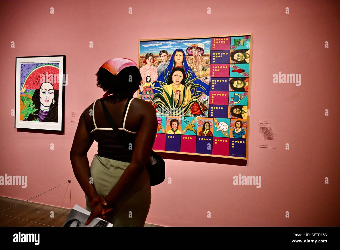 Londra, Regno Unito. Ester Hernandez. 'Se questa è la morte mi piace' 1991, Santa Barraza. "Omaggio a mia madre Frances" 1992. Frida : la creazione di un'icona. Tate Modern ha aperto la prima grande mostra per scoprire come Frida Kahlo ( 1907-1954 ) sia diventata un'icona globale e un'influenza chiave su una generazione di artisti. Crediti: michael melia/Alamy Live News Foto Stock