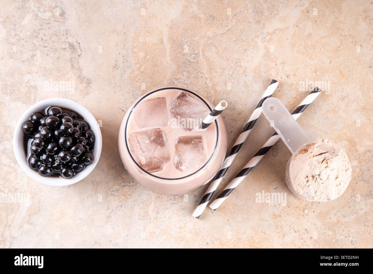 Gustoso tè freddo con bolle di proteine. Tè al latte cremoso con proteine di siero di latte ghiacciato con palline di boba, cioccolata calda fredda o latte con perle di tapioca proteiche Foto Stock