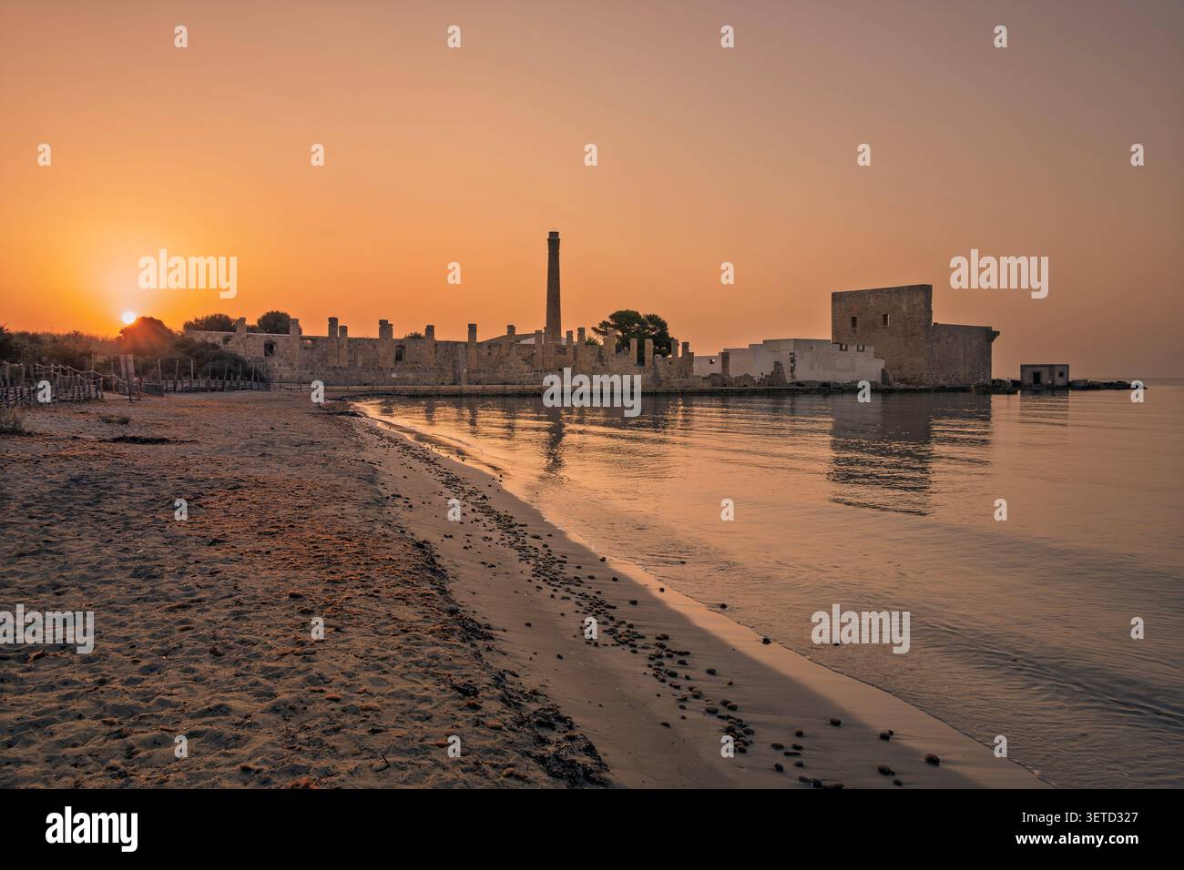 Dawn luce sulle rovine della vecchia fabbrica per la lavorazione del tonno e della torre di guardia medievale a Vendicari, Siracusa, Sicilia, Italia. Foto Stock