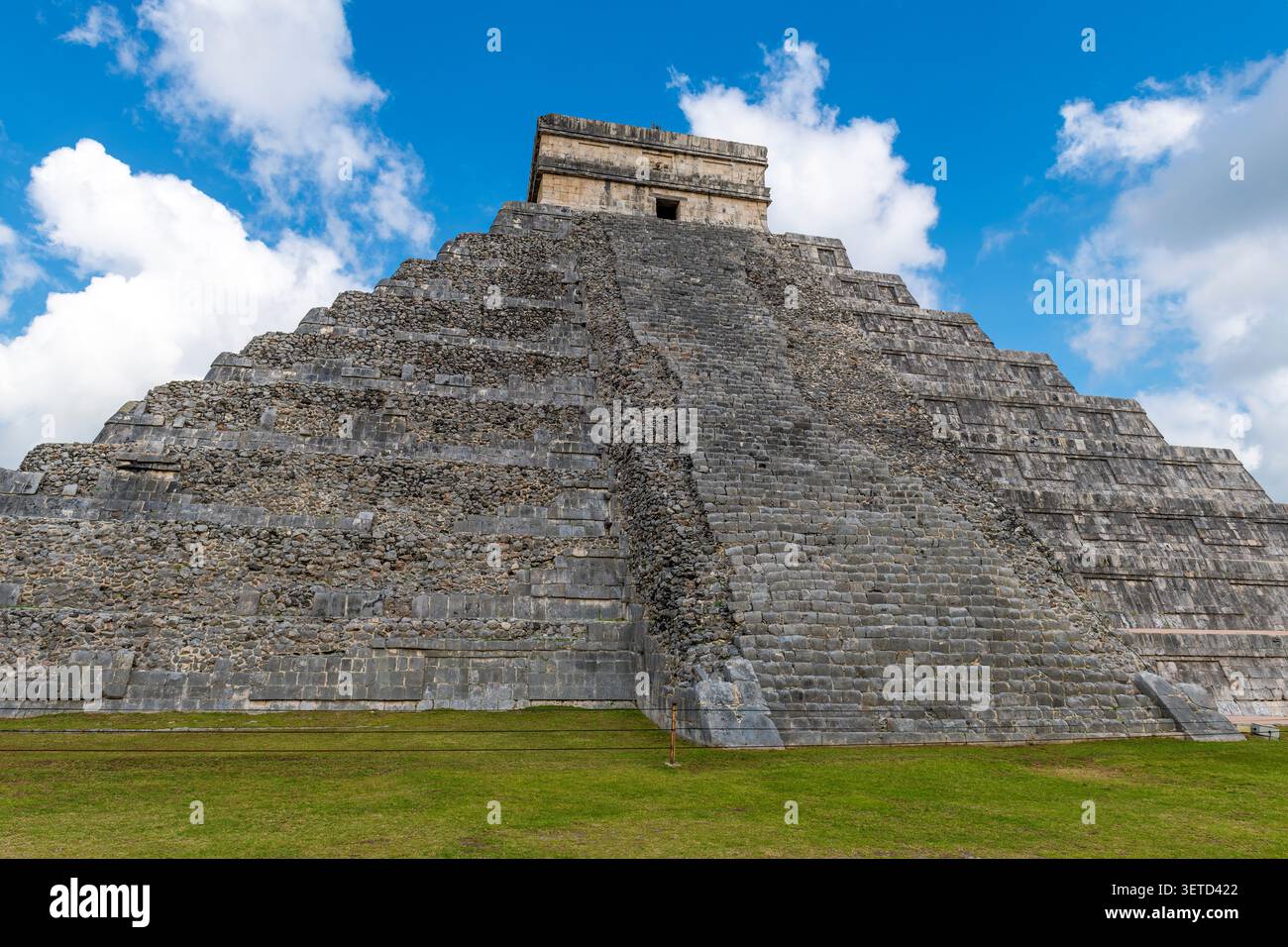 Piramide di Kukulkan in primavera, Chichen Itza, Messico. Foto Stock