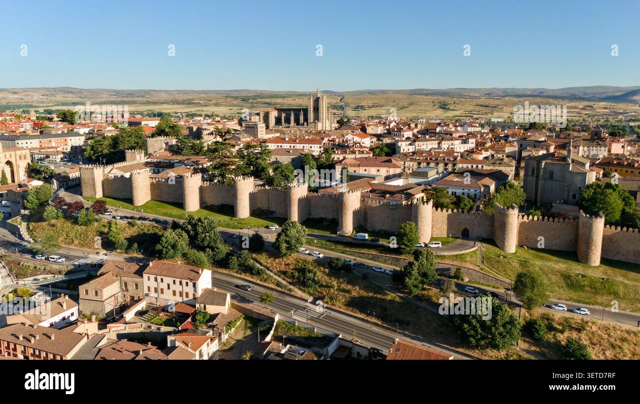 Le mura della città di Avila, con più torri di difesa e la cattedrale oltre la Spagna Foto Stock