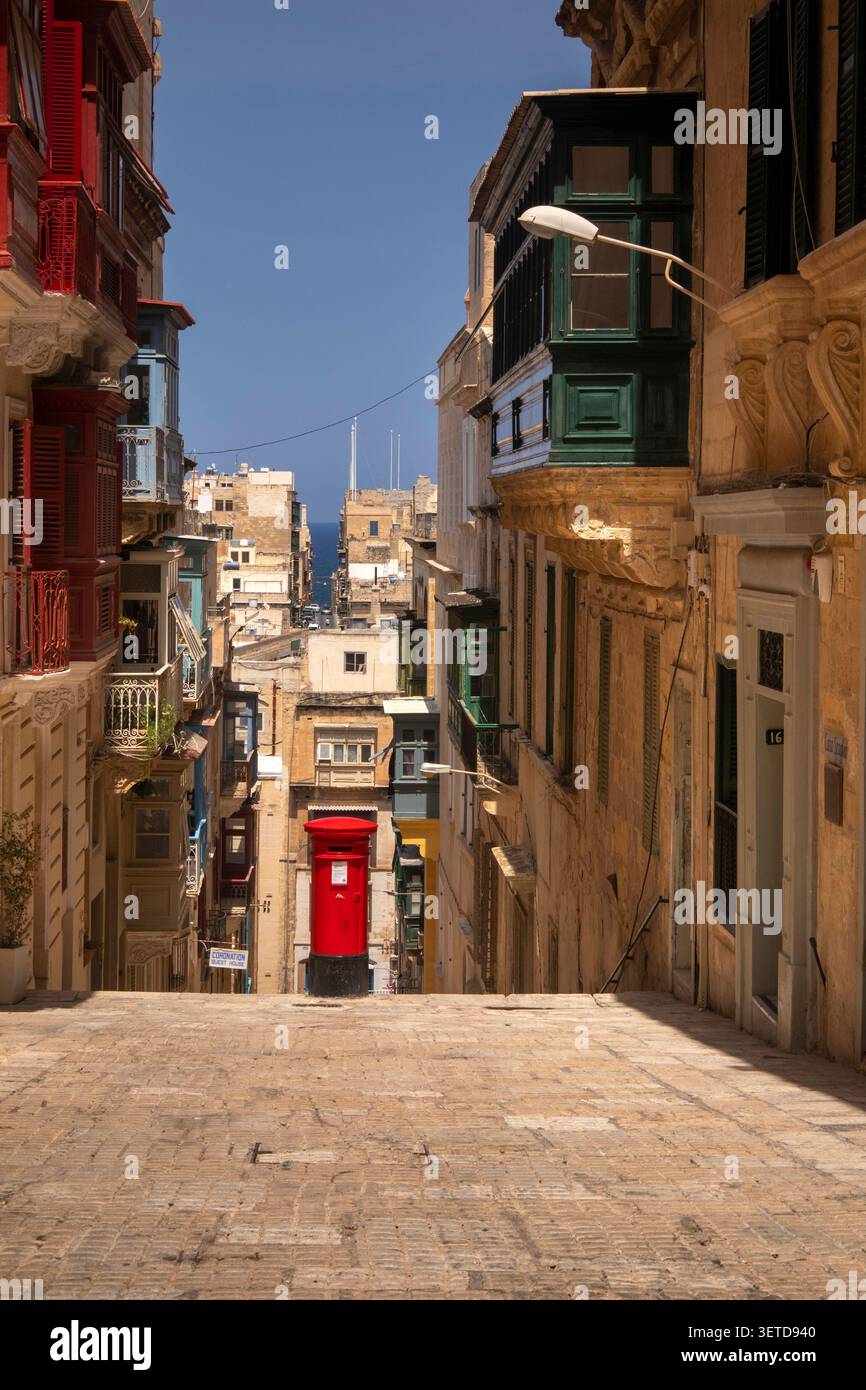Malta, la Valletta, M A Vassalli, vecchia cassetta postale britannica in cima ai ripidi gradini di Melita Street Foto Stock