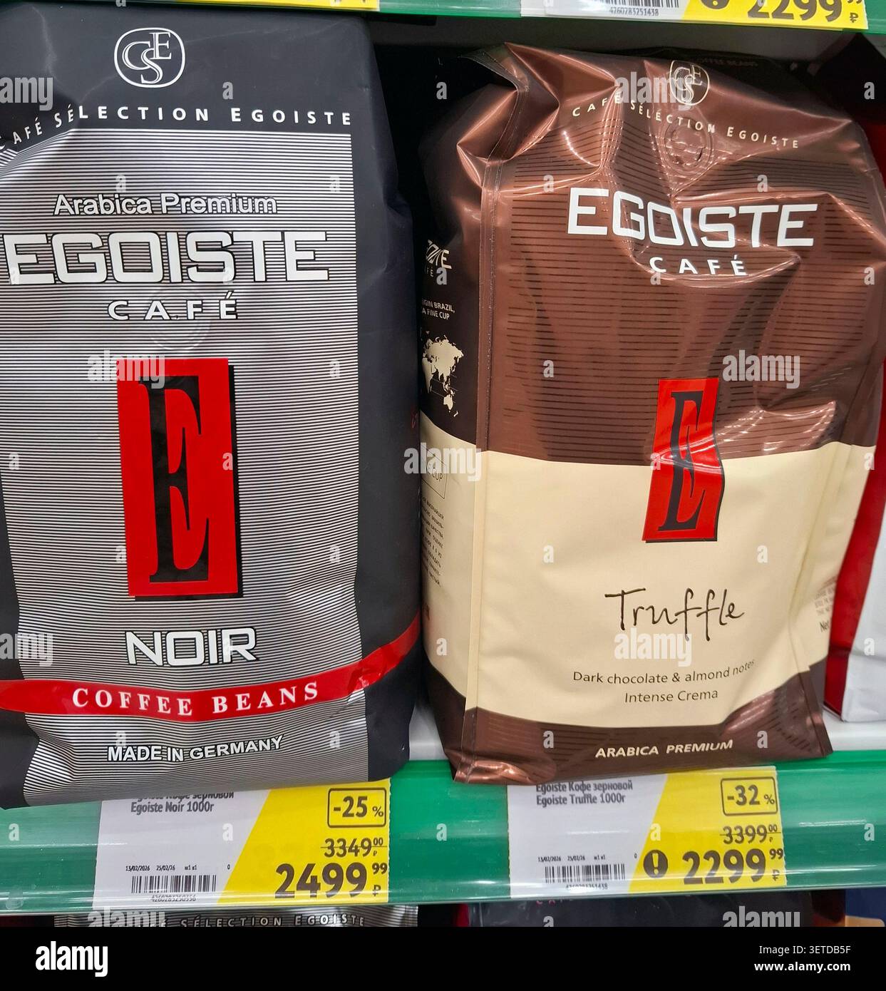 VORONEZH, Russia - 20 febbraio 2026. Bustine di caffè di Egoiste Cafe Noir e Tartufo arabica sono su uno scaffale di un supermercato in Russia. I prezzi di sconto sono ma Foto Stock