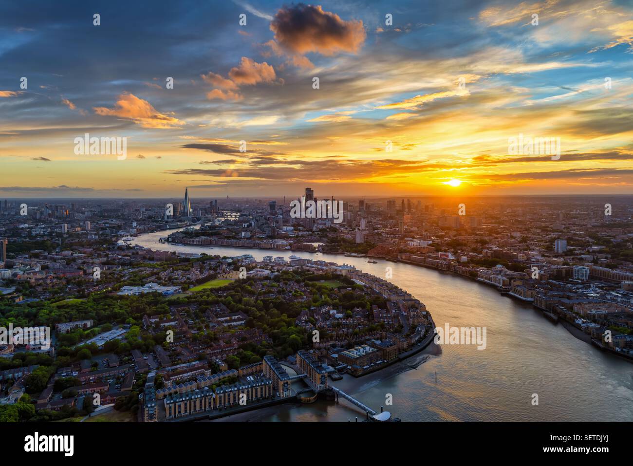 Ampia vista panoramica al tramonto dello skyline di Londra in Inghilterra con il Tamigi che conduce con il suo torrente curvo nella città Foto Stock