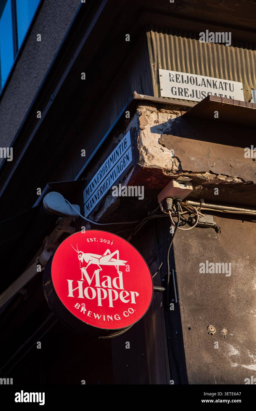 Cartello rotondo di Mad Hopper Brewing Co. All'angolo tra Mannerheimintie e Reijolankatu nel quartiere Taka-Töölö di Helsinki, Finlandia Foto Stock