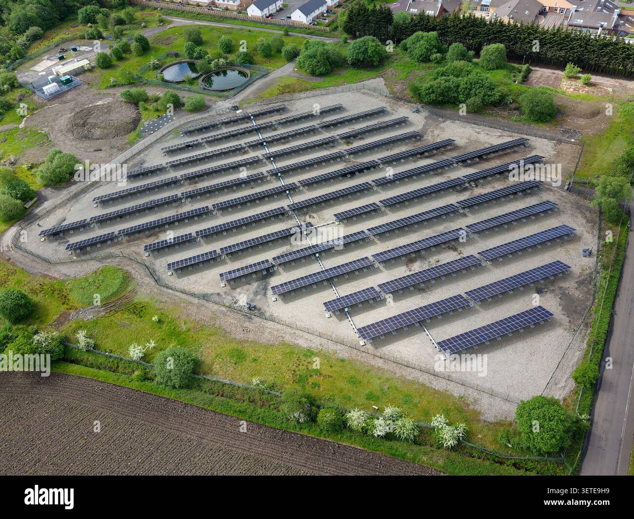 Installazione di pannelli solari a Linwood che formano lo sviluppo solare del Renfrewshire Foto Stock