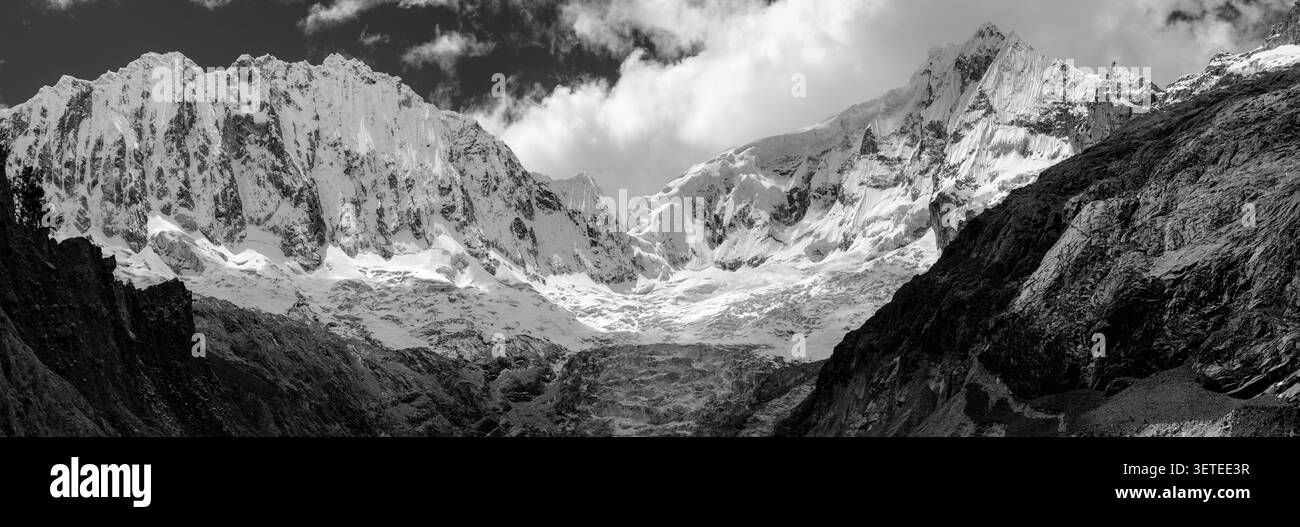 Fotografia panoramica della Valle di Lllaca, Laguna Llaca, Ocshapalca (in cima a sinistra del centro) e Ranrapalca (in cima a sinistra del centro), Huascar‡n National Par Foto Stock