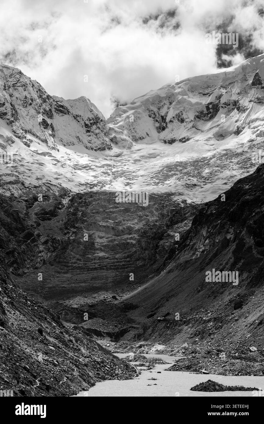 Fotografia della Valle di Lllaca, Laguna Llaca, Ocshapalca (in cima a sinistra del centro) e Ranrapalca (in cima a sinistra del centro), Parco Nazionale Huascar‡n, vicino a Hu Foto Stock