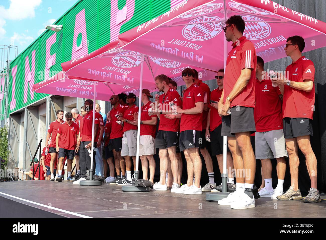 Monaco, Germania. 22 giugno 2026. DAS Team des FC Bayern Basketball auf der Buehne im Pineapple Park Muenchen, GER, FC Bayern Basketball, Saisonabschluss fan-Fest, Saison 2025/2026, 22.06.2026, foto: Eibner-Pressefoto/Jenni Maul credito: dpa/Alamy Live News Foto Stock
