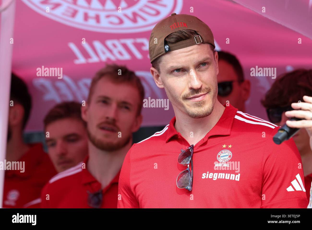 Monaco, Germania. 22 giugno 2026. Andreas Obst (FC Bayern Basketball, #13) auf der Buehne im Pineapple Park Muenchen, GER, FC Bayern Basketball, Saisonabschluss fan-Fest, Saison 2025/2026, 22.06.2026, foto: Eibner-Pressefoto/Jenni Maul credito: dpa/Alamy Live News Foto Stock