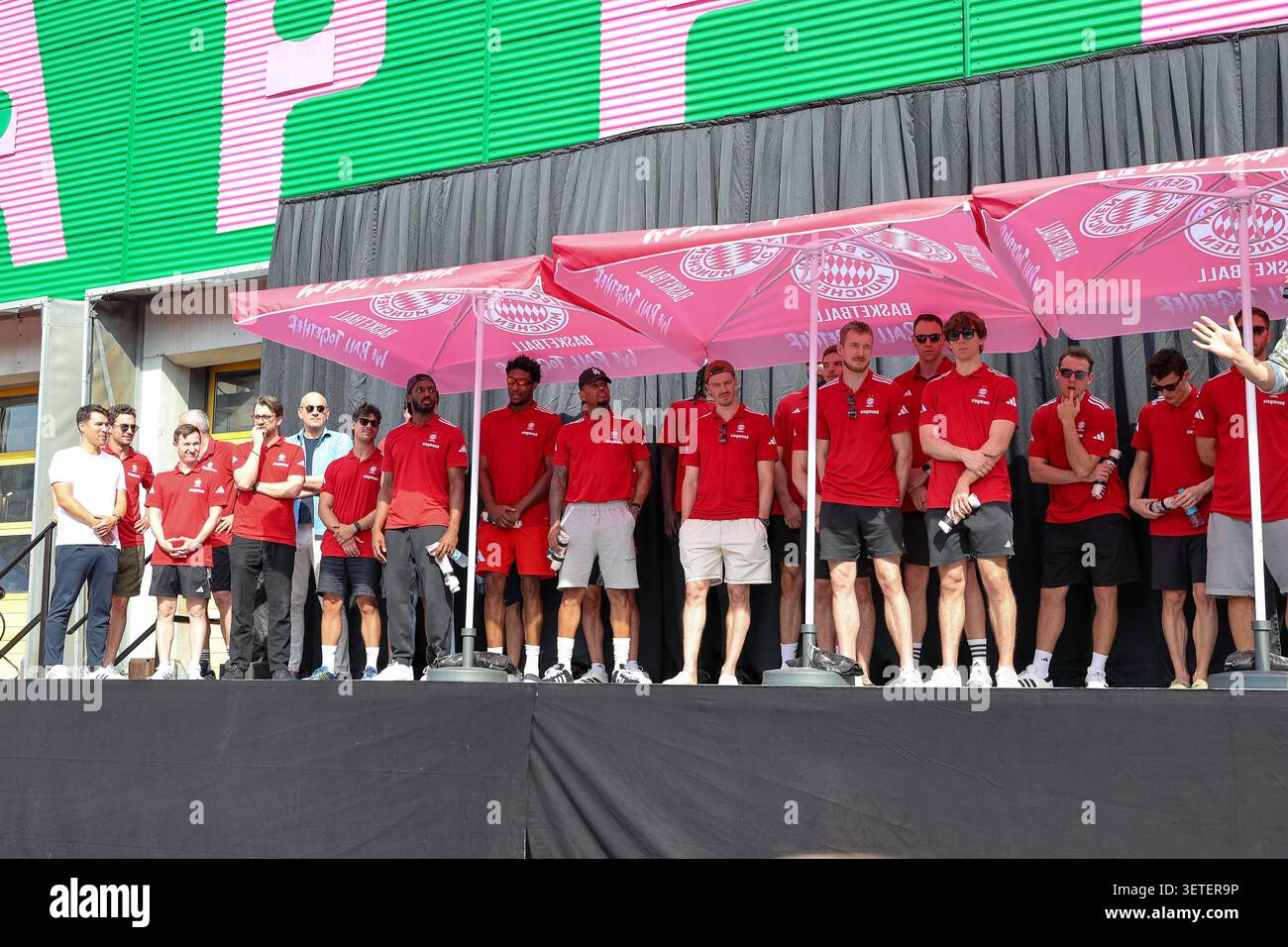 Monaco, Germania. 22 giugno 2026. DAS Team des FC Bayern Basketball auf der Buehne im Pineapple Park Muenchen, GER, FC Bayern Basketball, Saisonabschluss fan-Fest, Saison 2025/2026, 22.06.2026, foto: Eibner-Pressefoto/Jenni Maul credito: dpa/Alamy Live News Foto Stock
