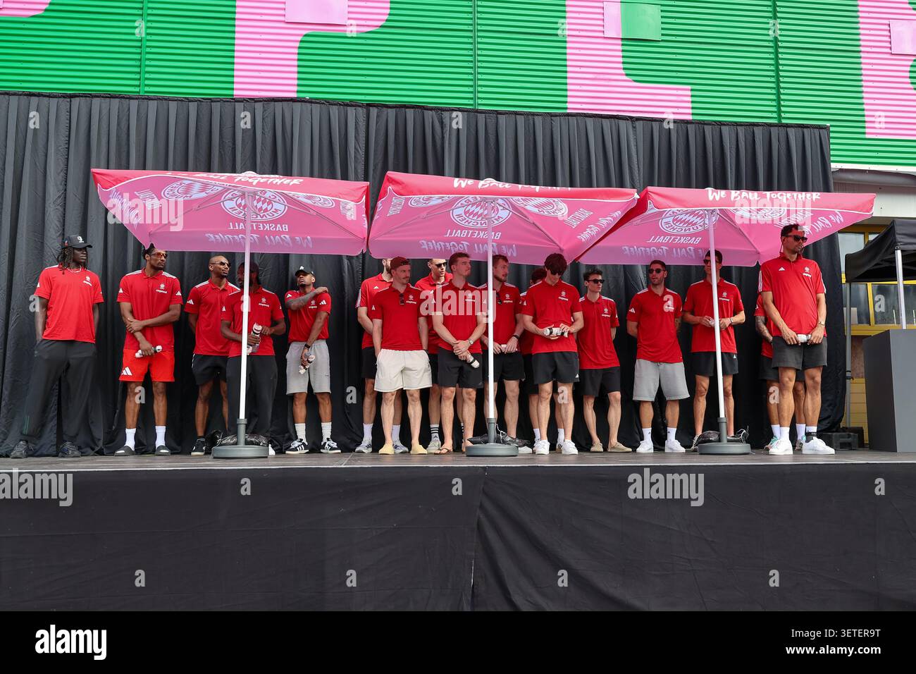 Monaco, Germania. 22 giugno 2026. DAS Team des FC Bayern Basketball auf der Buehne im Pineapple Park Muenchen, GER, FC Bayern Basketball, Saisonabschluss fan-Fest, Saison 2025/2026, 22.06.2026, foto: Eibner-Pressefoto/Jenni Maul credito: dpa/Alamy Live News Foto Stock