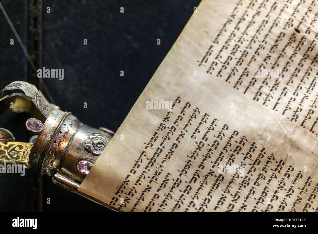 Pergamena Torah megillat esther con maniglie in argento ornate in sinagoga Foto Stock